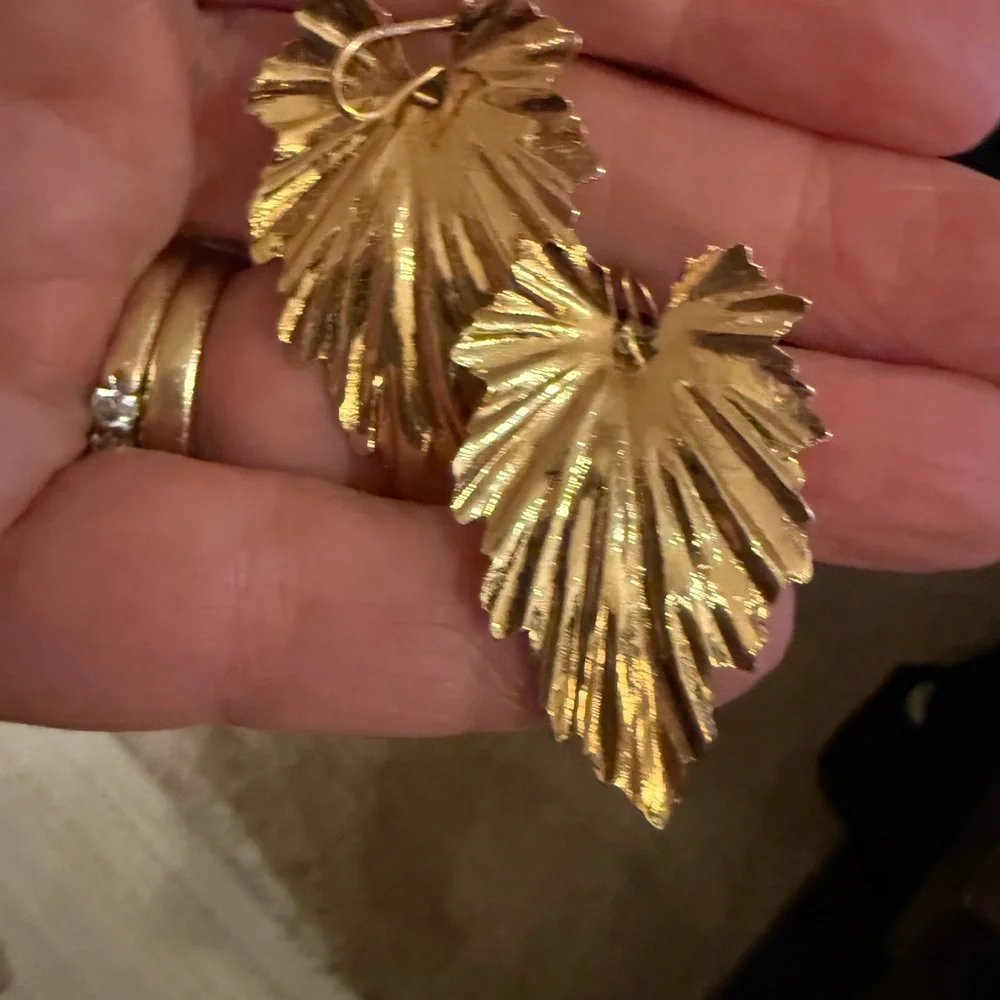 Vintage 1970s Gold Tone Leaf Earrings - Picture 2 of 4